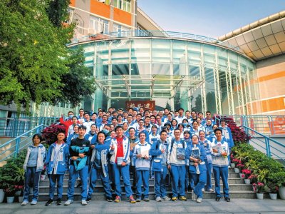 2023成都世界科幻大会上,成都七中学生和2023雨果奖获得者尼尔