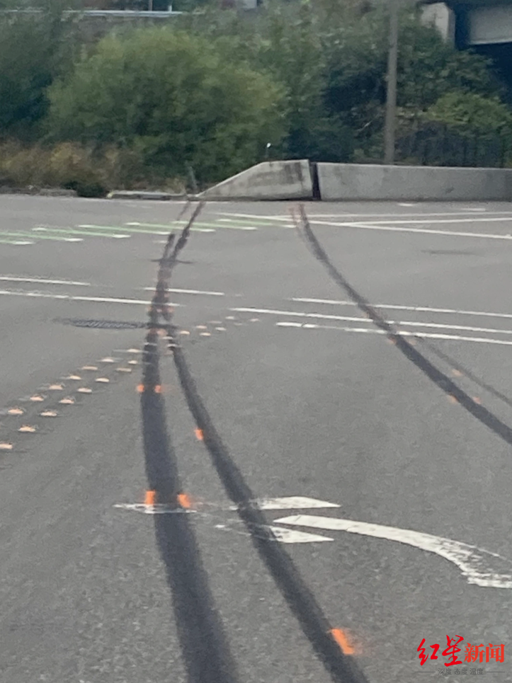 车祸现场有明显的刹车痕迹.贝尔维尤市警方供图