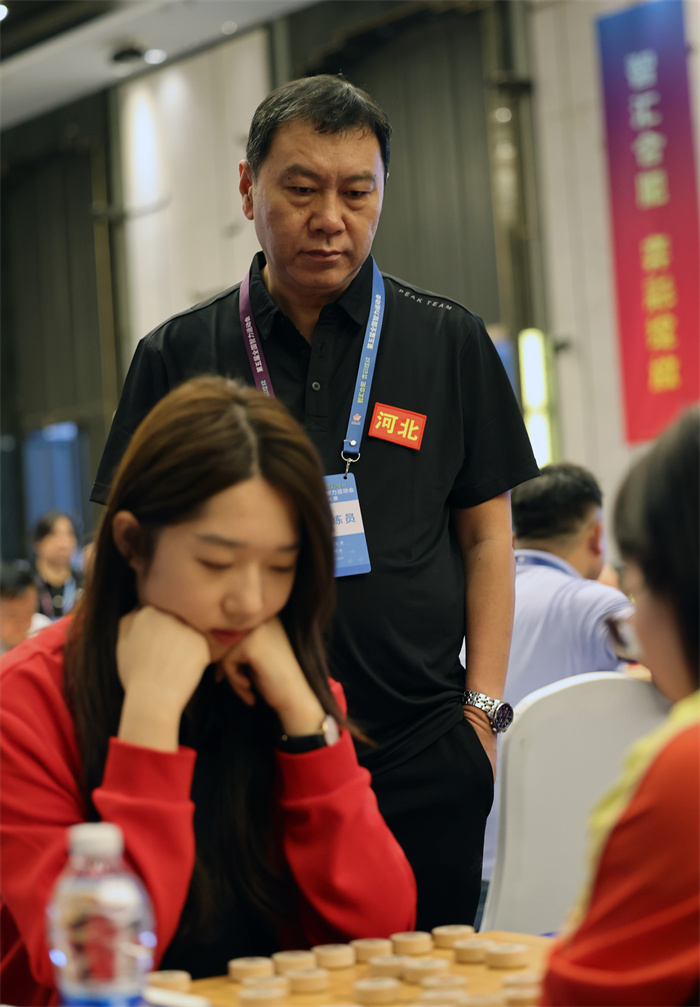河北象棋队主教练阎文清关注王子涵的比赛.