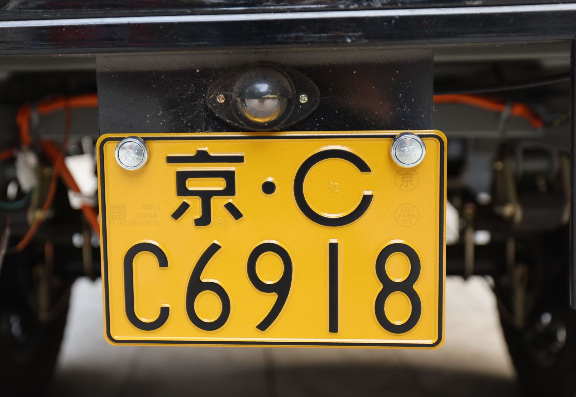 "京c"摩托车上路,专供快递等民生服务行业