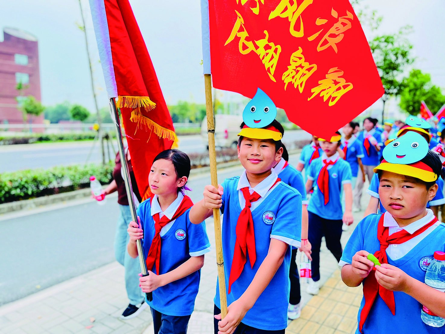 五厍泖港学校教育集团学生走"新长征路" 与"红军的女儿"同上一堂思政