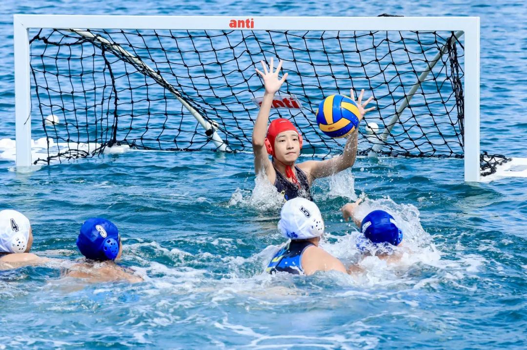 北海水球队球员在比赛中.梁昇 摄