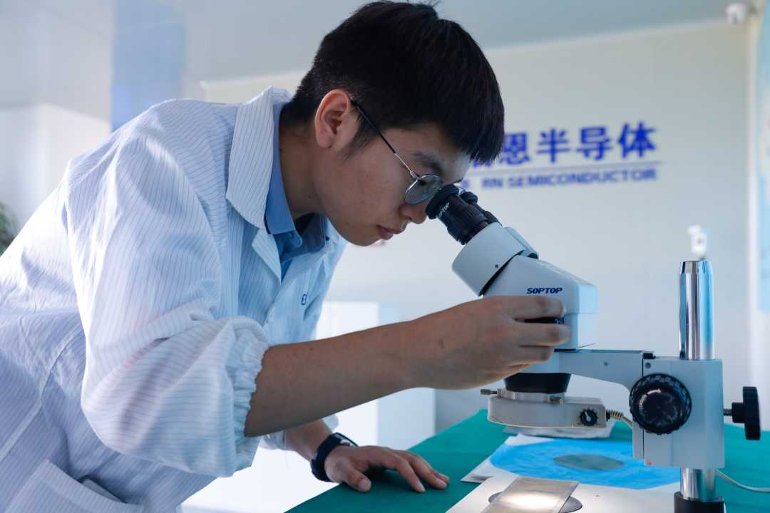 在伯恩半导体(河南)有限公司生产车间,工人正在检测产品.王琳锋摄