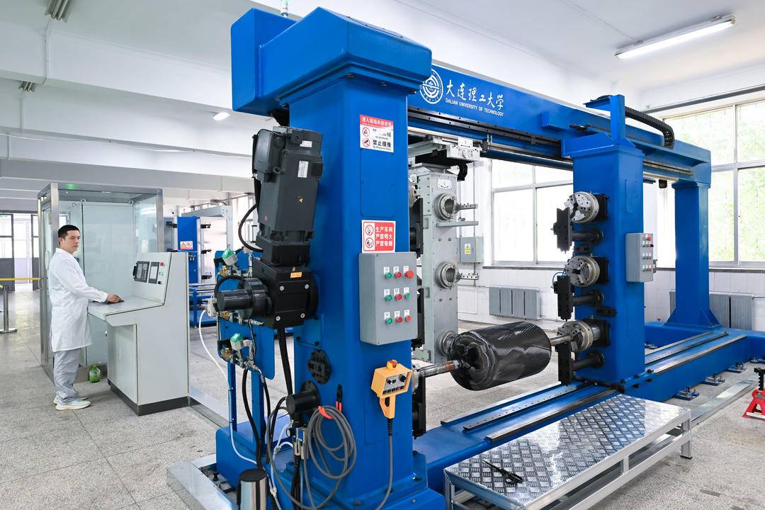 相比Ⅲ型储氢气瓶,iv型气瓶采用高分子材料做内胆,碳纤维复合材料缠绕