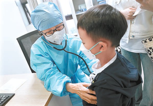 昨天,在垂杨柳医院儿科诊室,医生正在为支原体肺炎患儿诊治.