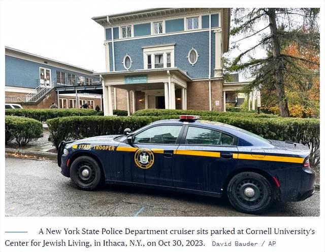 10月30日,美国纽约州警局一辆警车停在康奈尔大学犹太人生活中心前