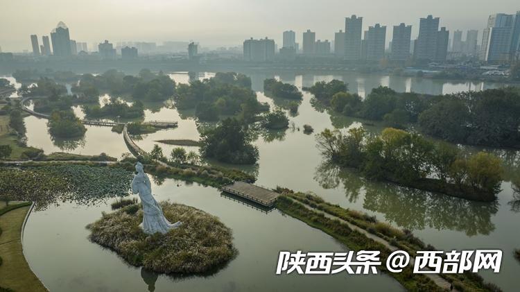 深秋时节的湿地公园风景如画,绿色的汉水缓缓流淌.