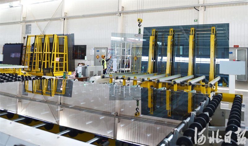 科技有限公司工人在国内领先的离线low-e(低辐射)镀膜玻璃生产线巡检