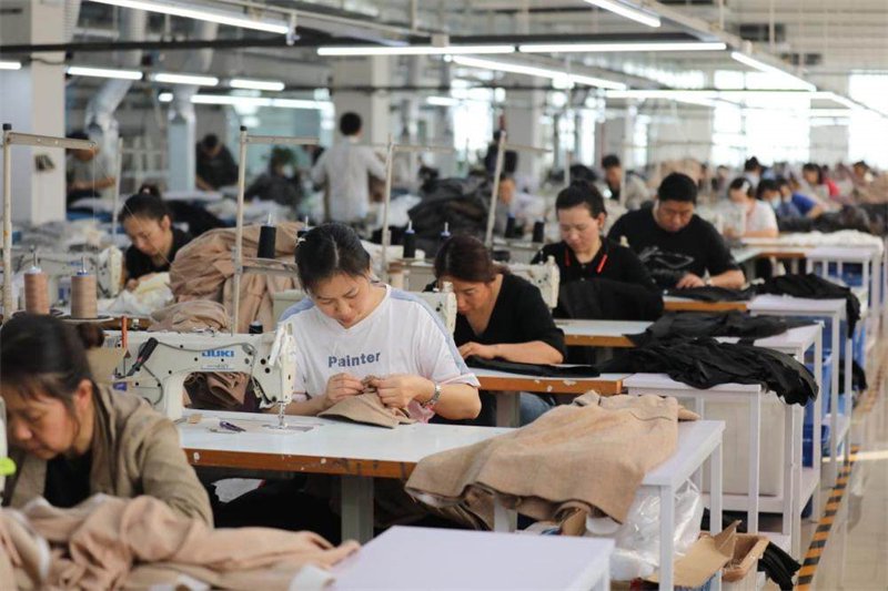 10月29日,在沧县沧东经济开发区一家京津转移服装企业,工人在缝纫车间