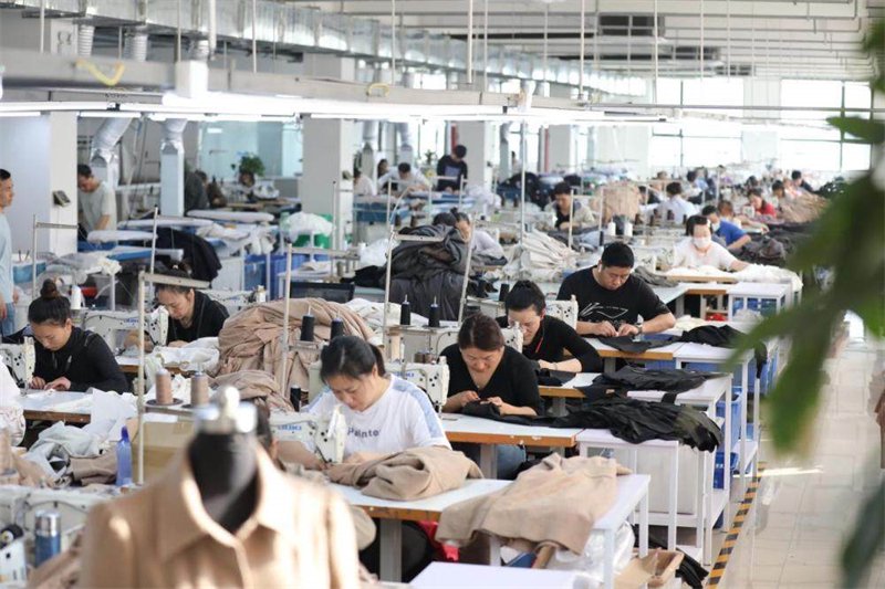 河北沧县:京津转移服装企业生产忙