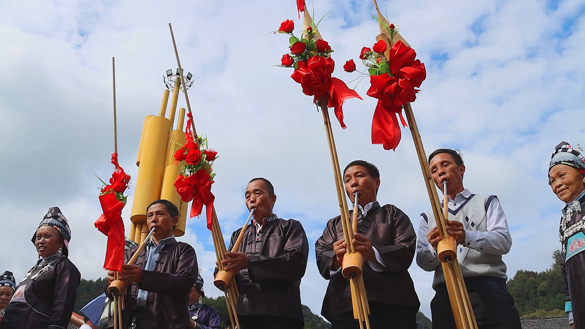 贵州三都:万名苗族群跳芦笙舞庆丰收_新浪财经_新浪网