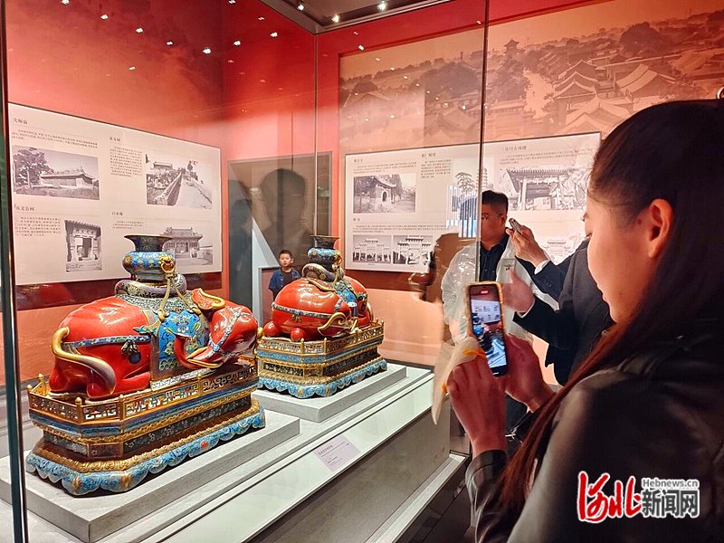 10月30日,秦皇岛博物馆开馆试运行.图为市民在馆内参观.