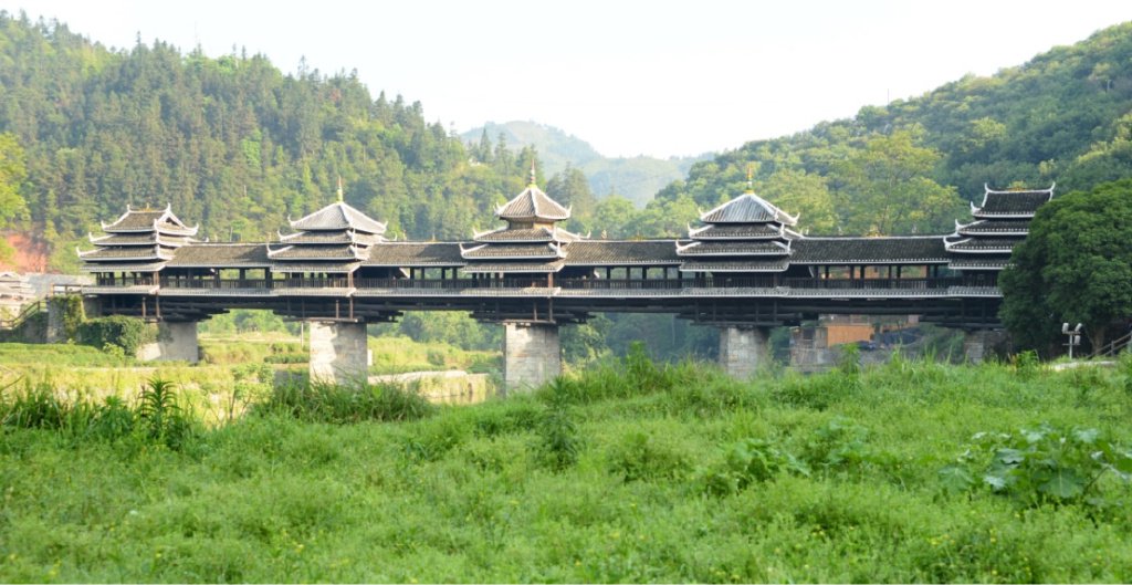 图2 广西壮族自治区三江县程阳永济桥.伸臂梁桥.