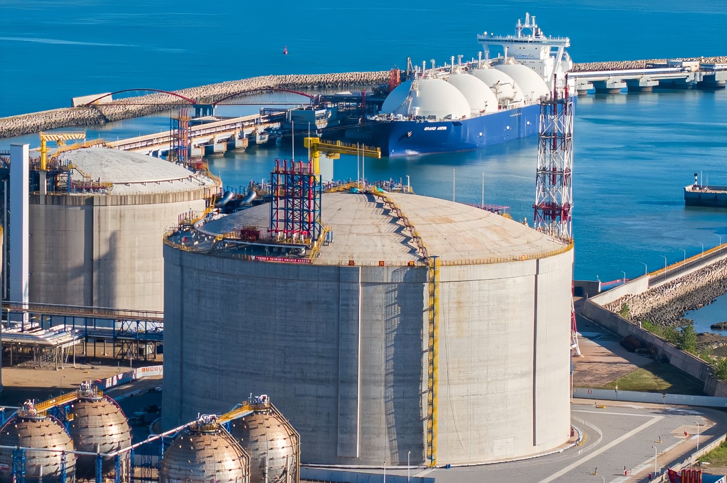 The Strategic Benefits of Developing LNG Terminals in Ports