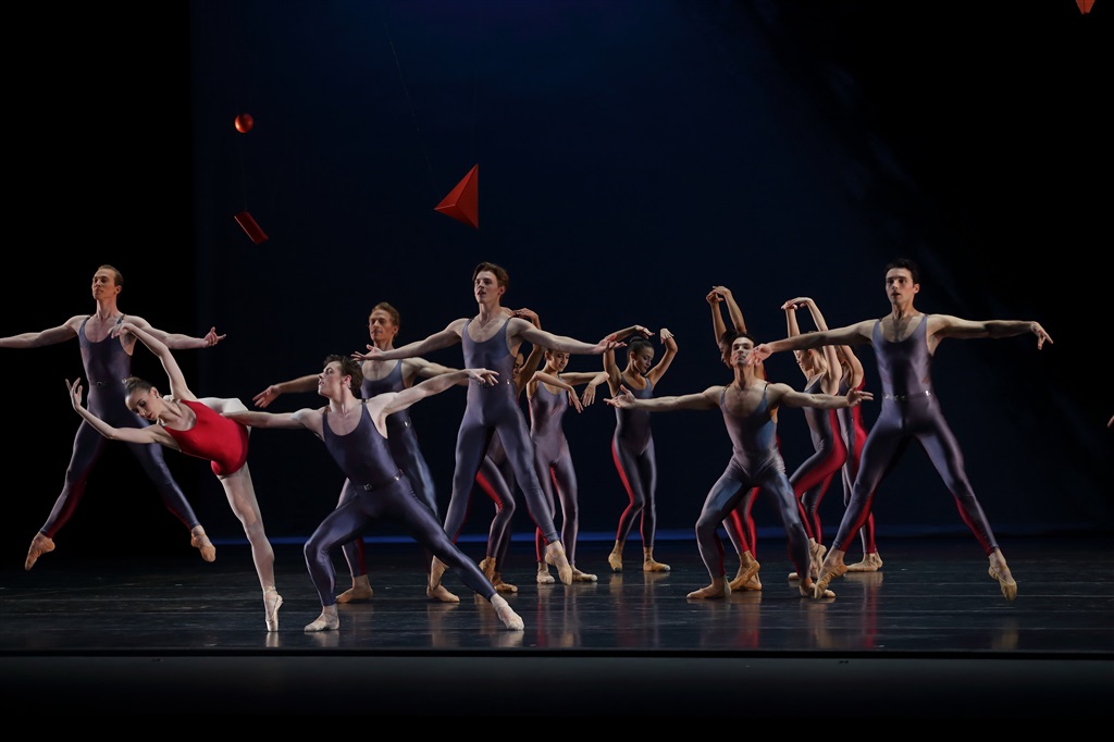 11月2日,美国芭蕾舞剧院现代芭蕾作品精粹《舞夜星辰》在上海大剧院