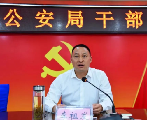 此前担任金阳县委书记的方凤华出生于1973年7月,四川越西人,2021年8月