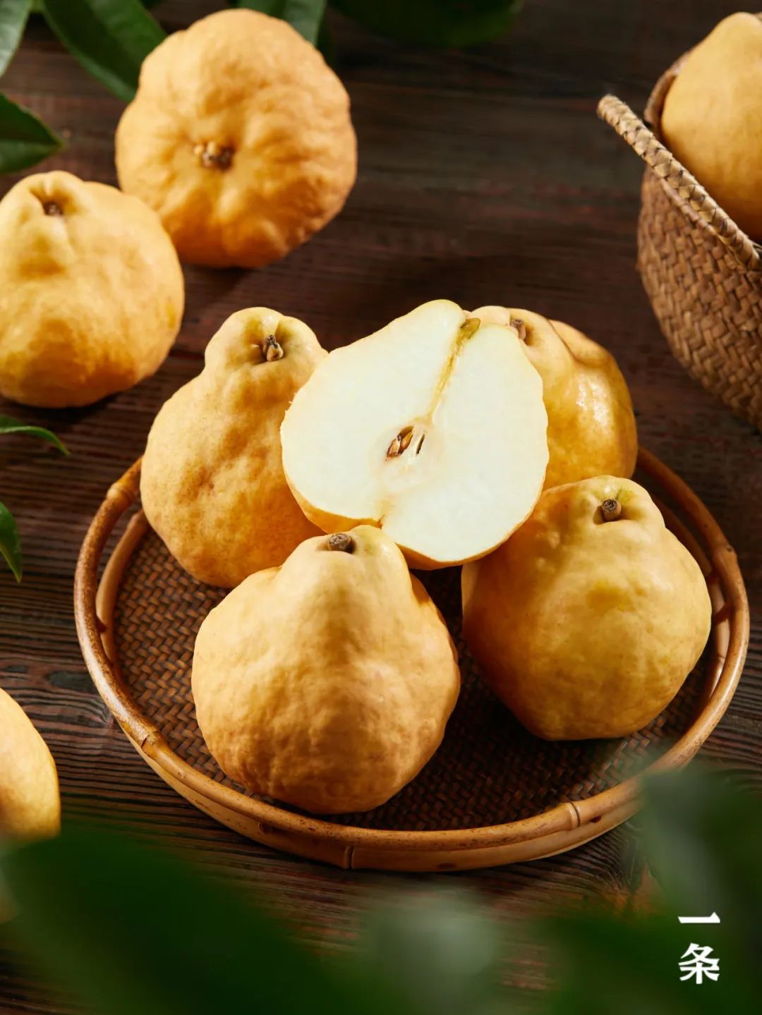 秋冬不可错过的宝藏水果甜脆多汁青森苹果软绵香甜的中华丑梨