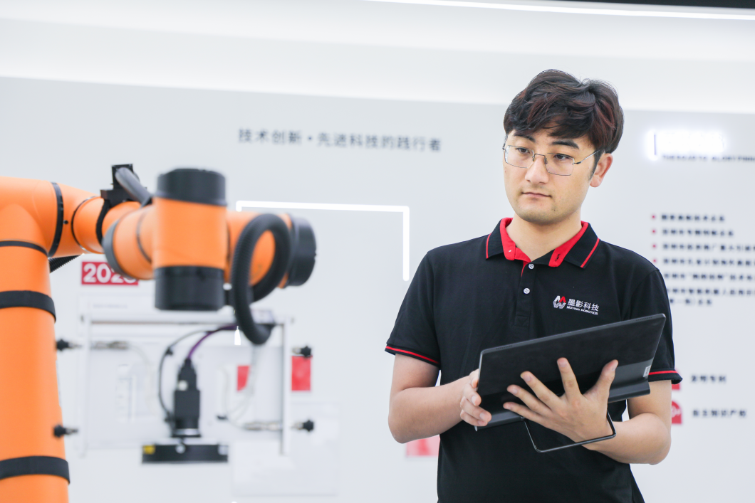 杨一鸣专注工作.