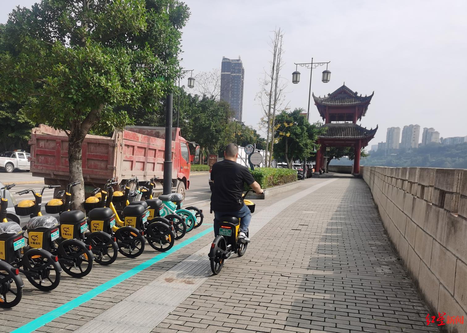 ▲市民骑行共享电单车