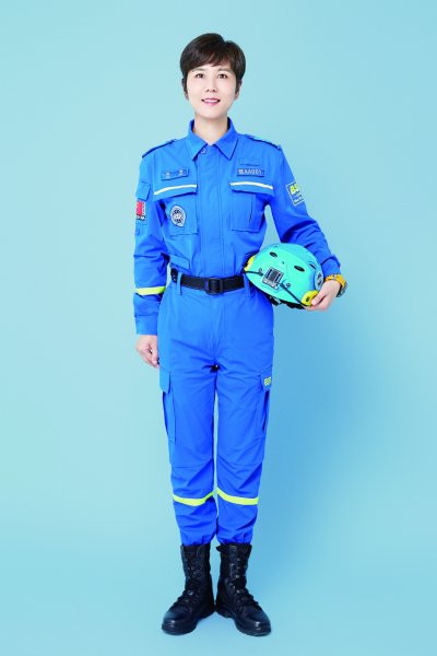 身着蓝色制服,留着利落短发的苏琴干练爽朗,她曾带领救援队一次次出现