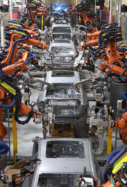 图为广州广汽埃安第一智造中心新能源汽车焊装车间.