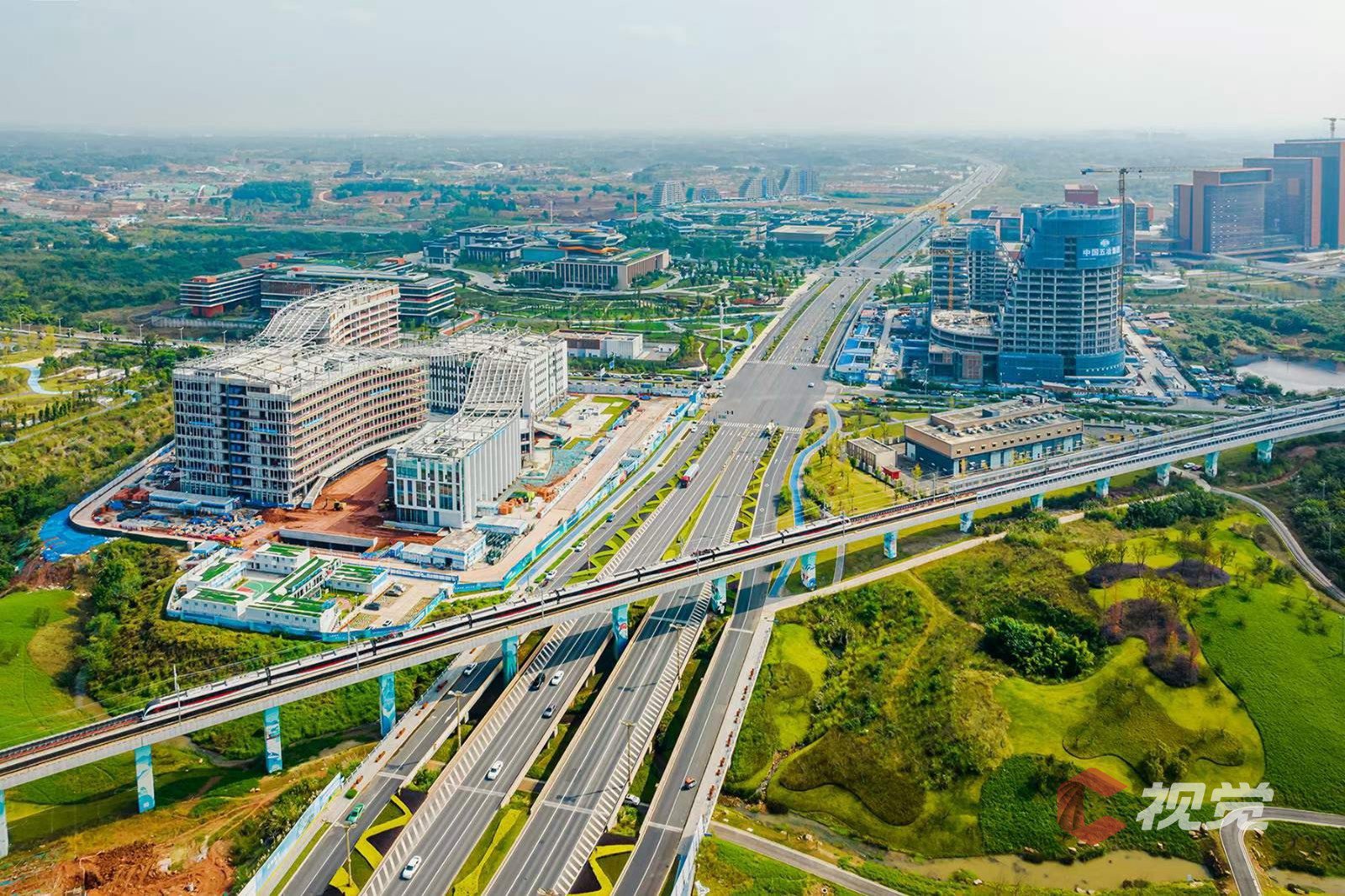 成都地铁18号线列车穿过三岔tod城市核心区.c视觉摄影师 袁义明 摄