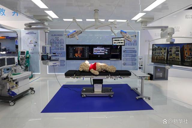 ↑这是11月2日在百特医疗展位拍摄的智慧手术室。新华社记者辛梦晨摄