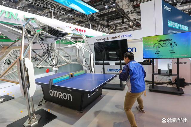 ↑11月2日，工作人员在欧姆龙展位测试乒乓球教练机器人。新华社记者辛梦晨摄