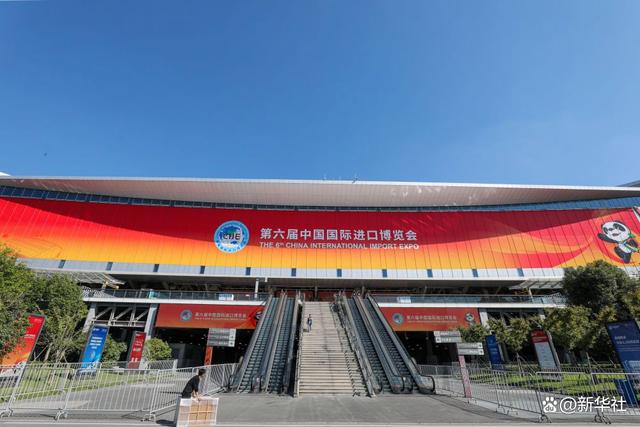 ↑这是11月2日拍摄的第六届进博会场馆国家会展中心（上海）外景。新华社记者辛梦晨摄