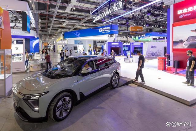 ↑11月2日，一辆搭载高通芯片的智能电动汽车准备驶向高通展位。新华社记者王翔摄
