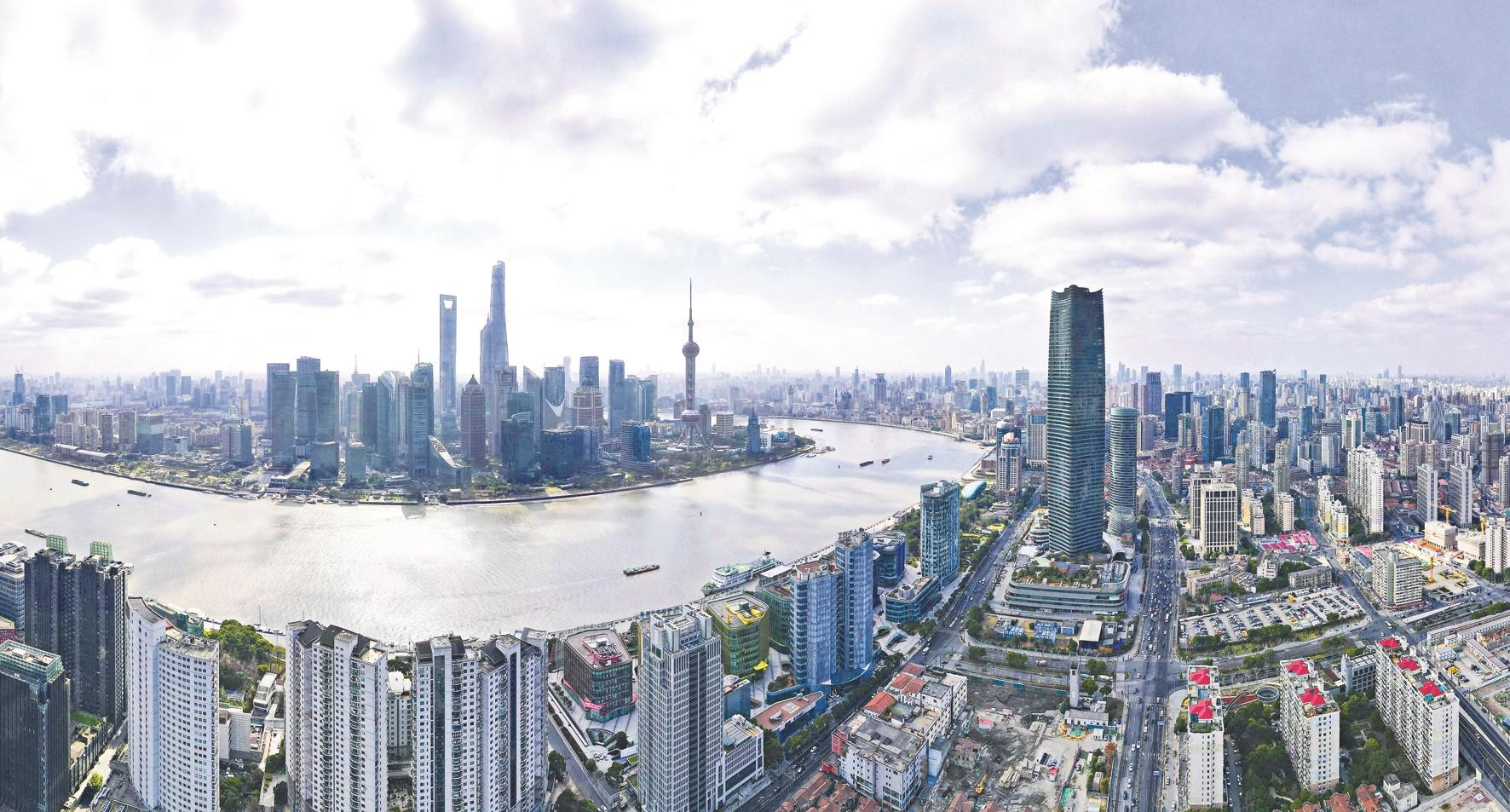 从上海虹口区北外滩空中俯瞰黄浦江两岸(1月10日摄,无人机全景照片)