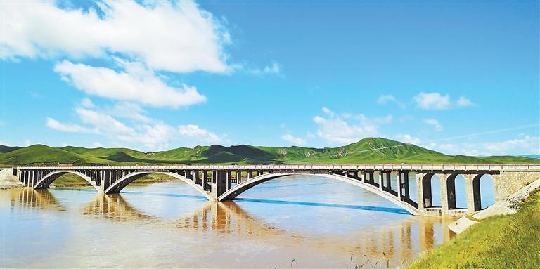 清晨的玛曲黄河大桥.看召加摄