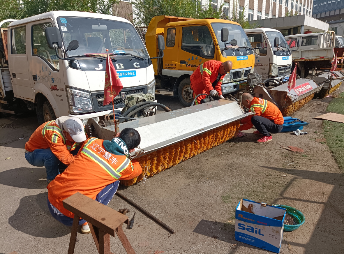 本次除雪演练全市共准备各类除运雪机械设备430台.