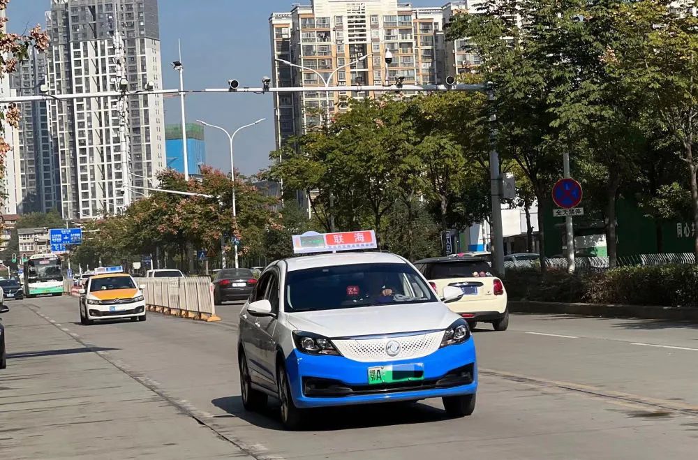 11月2日,几辆出租车行驶在武汉路面.新华社记者邓楠 摄