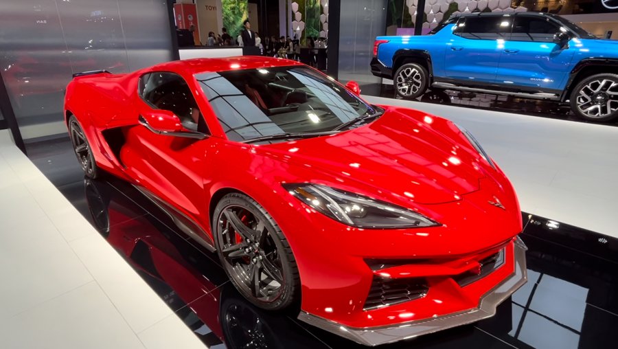 2吨级"飞行汽车"露面,机器人驾驶摩托……进博会汽