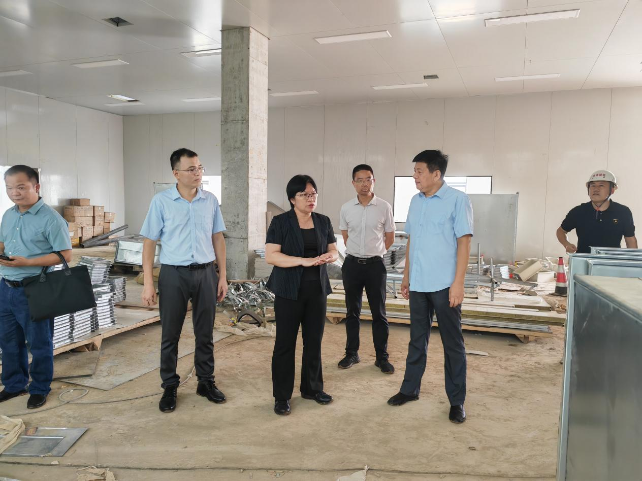 图为港北区委书记黄英梅到修正贵港医药产业园项目现场办公.