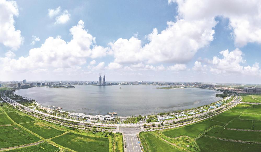 这是中国(上海)自由贸易试验区临港新片区滴水湖(9月6日摄,无人机全景