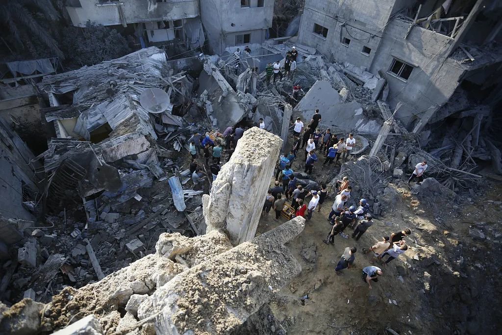 当地时间3日,以色列对加沙地带一难民营发动袭击后,搜救行动仍在