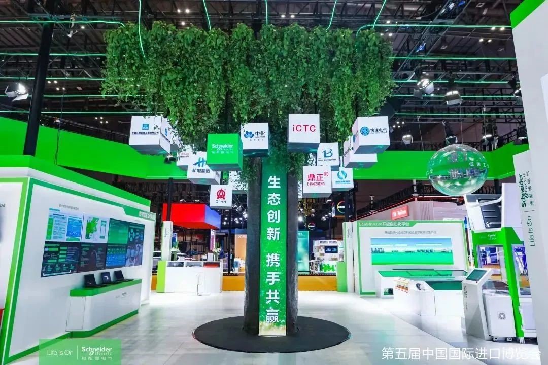 图为往届展台从首届参展到六赴进博,施耐德电气的参与深度和广度都不