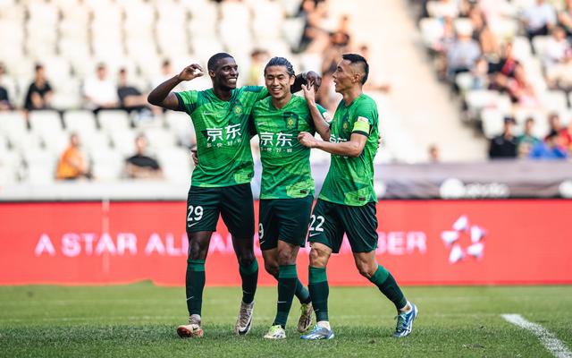 阿布雷乌,张玉宁,于大宝(从左至右)一起庆祝进球. 图/ic photo