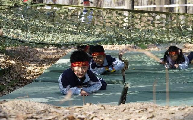 孩子们在小勇士挑战赛中匍匐前进世园公园供图