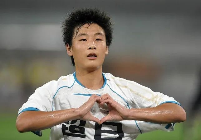 上图:2006年,年仅14岁的武磊便已登上职业足球联赛的赛场