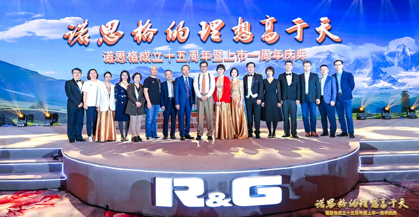 刘萍博士;左3:联合创始人/高级副总裁王维先生,右3:联合创始人/董事会