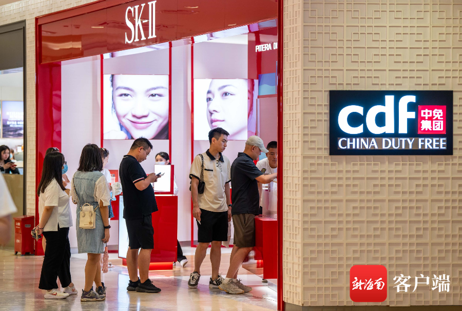 资料图:离岛游客排队付款.记者 刘洋 摄