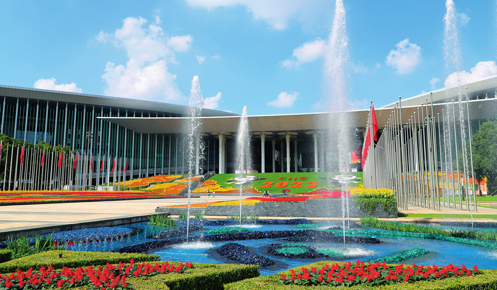 装饰一新的国家会展中心(上海)南广场(2023年10月24日摄)方喆 摄/《瞭