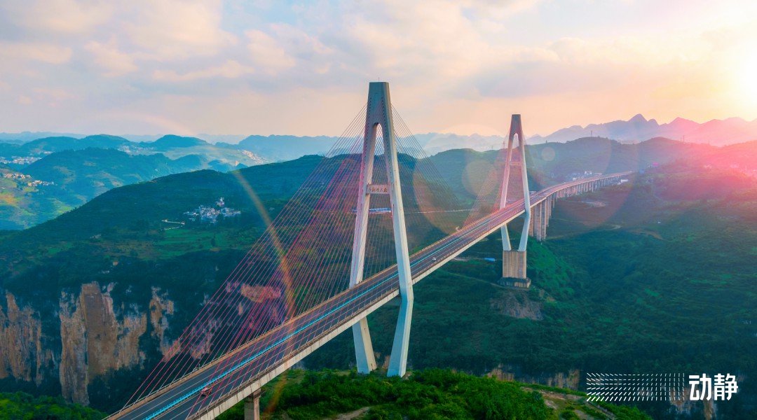 贵阳至黔西高速公路鸭池河大桥是世界上最大跨径的钢桁梁斜拉桥,为