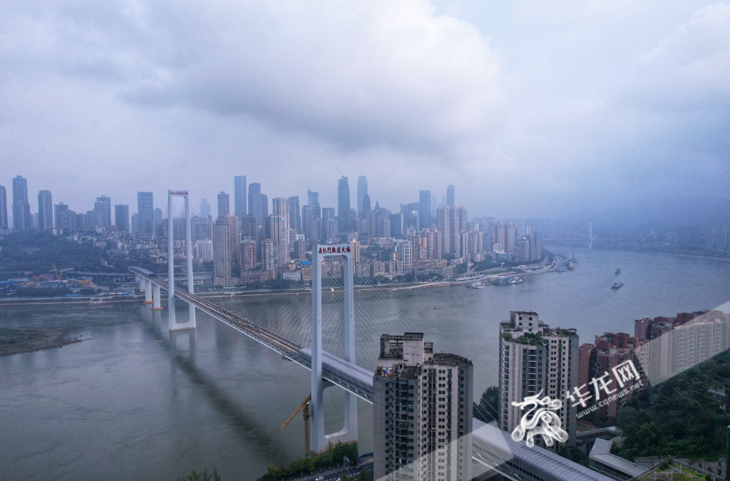 11月4日,重庆中心城区,雨水停歇,阴天为主,适宜户外活动.