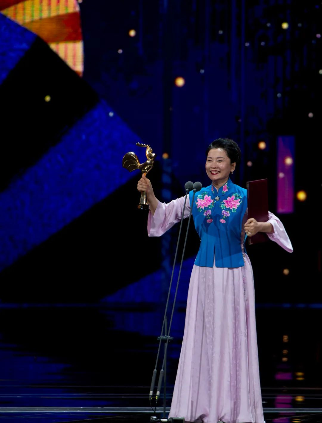 何赛飞获得最佳女主角奖.新华社记者魏培全 摄