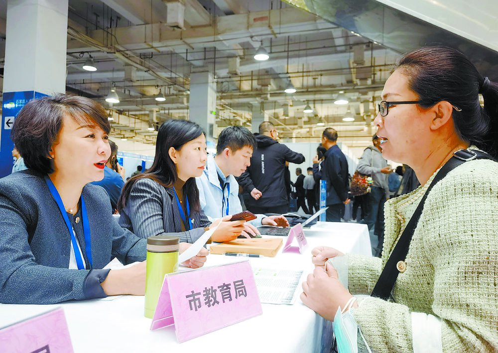 图为参会人才与用人单位的工作人员进行面对面的沟通.