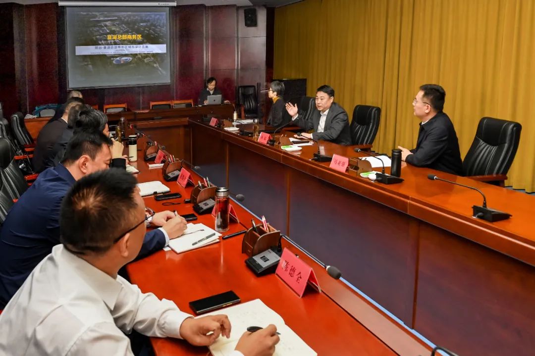11月5日,市委书记杨猛主持召开襄湖总部商务区规划建设项目专题会议